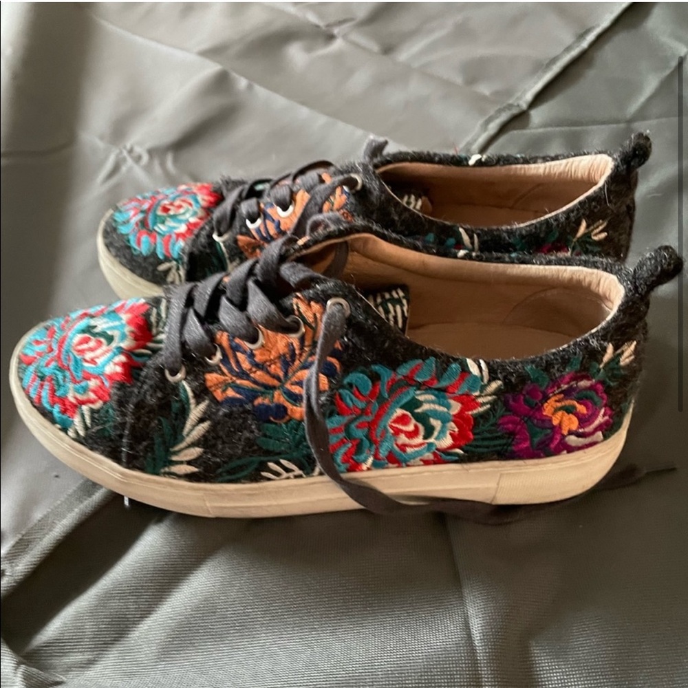 Floral Embroidered JSlides - Picture 3 of 7